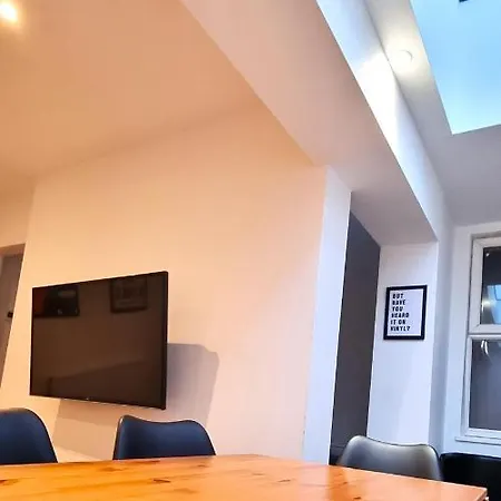 Holiday home Spacious 6 Bedroom House, 4 Bathrooms, Central, 2 Parking Spaces Swindon