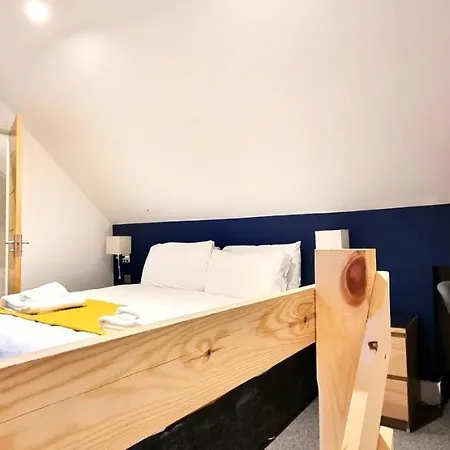 Holiday home Spacious 6 Bedroom House, 4 Bathrooms, Central, 2 Parking Spaces
