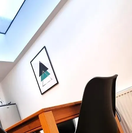 Spacious 6 Bedroom House, 4 Bathrooms, Central, 2 Parking Spaces Holiday home