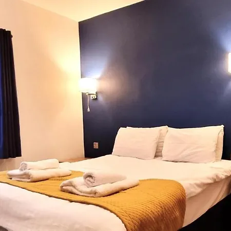 Spacious 6 Bedroom House, 4 Bathrooms, Central, 2 Parking Spaces Holiday home *