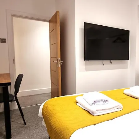 Holiday home Spacious 6 Bedroom House, 4 Bathrooms, Central, 2 Parking Spaces
