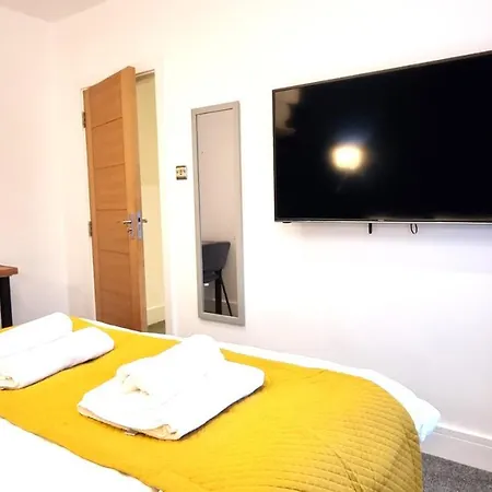 Spacious 6 Bedroom House, 4 Bathrooms, Central, 2 Parking Spaces Holiday home