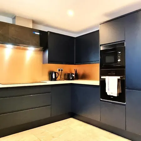 Holiday home Spacious 6 Bedroom House, 4 Bathrooms, Central, 2 Parking Spaces Swindon