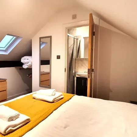 Holiday home Spacious 6 Bedroom House, 4 Bathrooms, Central, 2 Parking Spaces