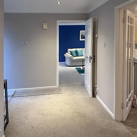 Blunsdon - Spacious Bungalow, High Speed Wi-fi, Free Private Parking, Garden *