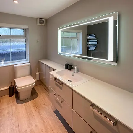 Blunsdon - Spacious Bungalow, High Speed Wi-fi, Free Private Parking, Garden Apartamento Swindon