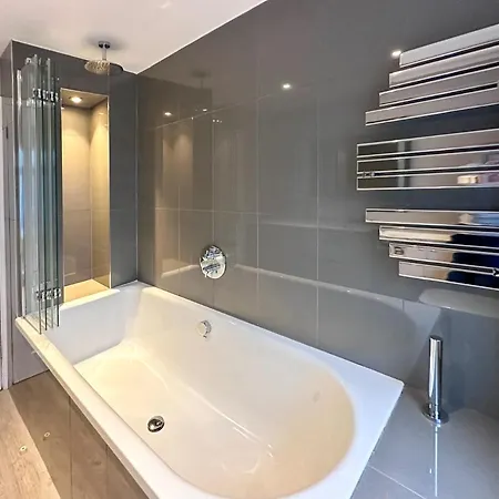 Blunsdon - Spacious Bungalow, High Speed Wi-fi, Free Private Parking, Garden Apartamento