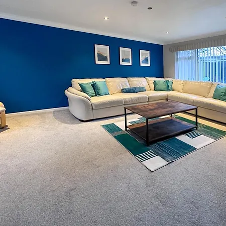 Apartamento Blunsdon - Spacious Bungalow, High Speed Wi-fi, Free Private Parking, Garden *