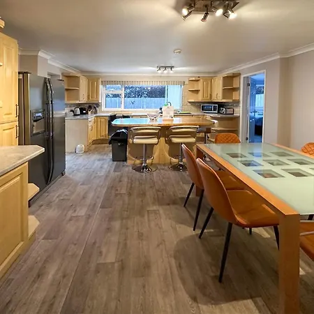 Blunsdon - Spacious Bungalow, High Speed Wi-fi, Free Private Parking, Garden