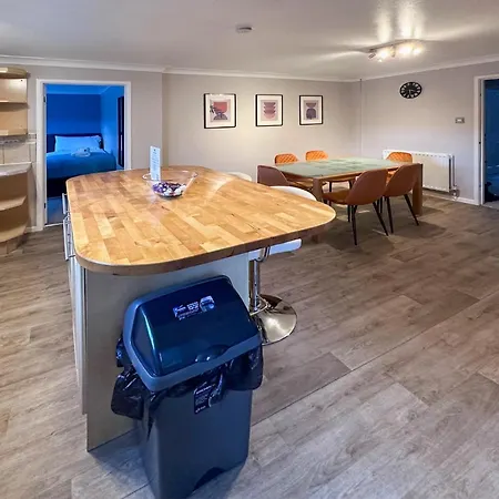 Blunsdon - Spacious Bungalow, High Speed Wi-fi, Free Private Parking, Garden Apartment Swindon