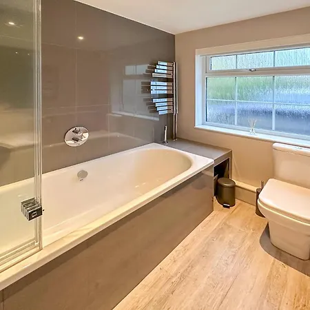 Apartment Blunsdon - Spacious Bungalow, High Speed Wi-fi, Free Private Parking, Garden