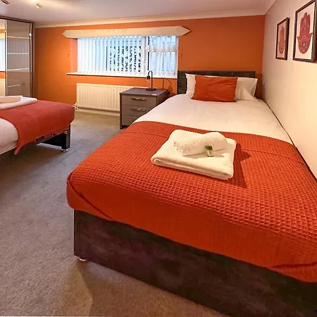 Blunsdon - Spacious Bungalow, High Speed Wi-fi, Free Private Parking, Garden * Swindon