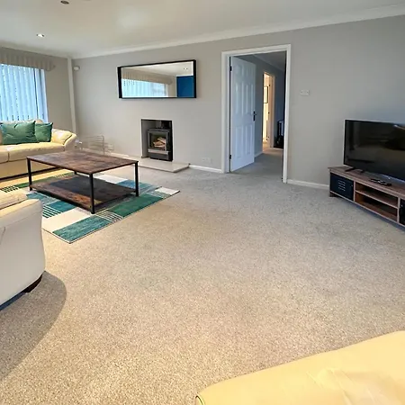 Blunsdon - Spacious Bungalow, High Speed Wi-fi, Free Private Parking, Garden Apartment Swindon