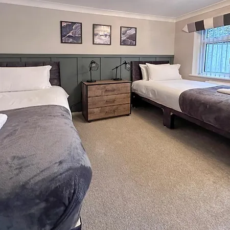 Blunsdon - Spacious Bungalow, High Speed Wi-fi, Free Private Parking, Garden Apartment Swindon