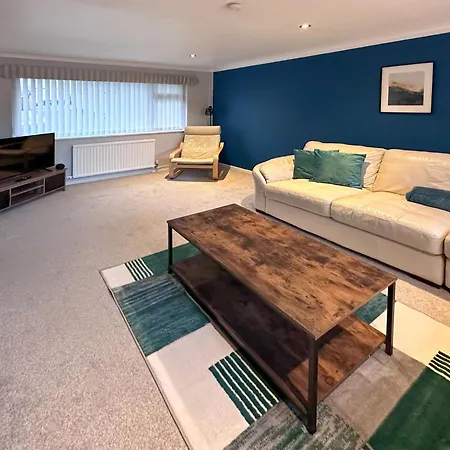 Blunsdon - Spacious Bungalow, High Speed Wi-fi, Free Private Parking, Garden *