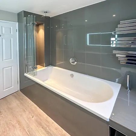 Apartamento Blunsdon - Spacious Bungalow, High Speed Wi-fi, Free Private Parking, Garden *