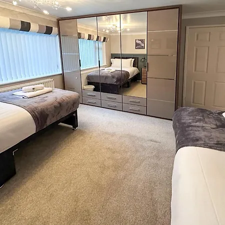 Apartamento Blunsdon - Spacious Bungalow, High Speed Wi-fi, Free Private Parking, Garden