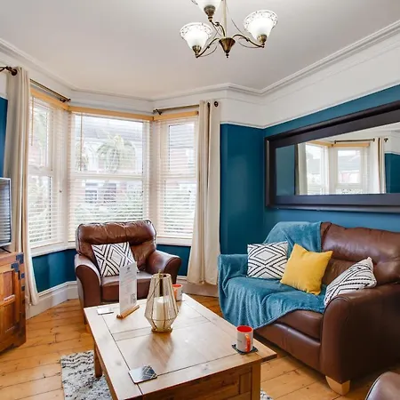 Apartment St Margarets - Spacious Home, High Speed Wi-fi, Free Parking, Garden Swindon