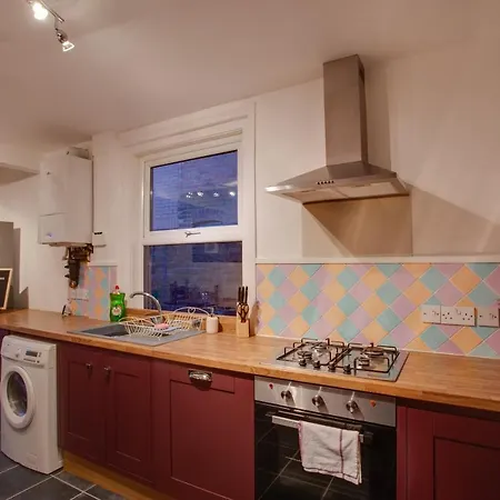 St Margarets - Spacious Home, High Speed Wi-fi, Free Parking, Garden Apartment *