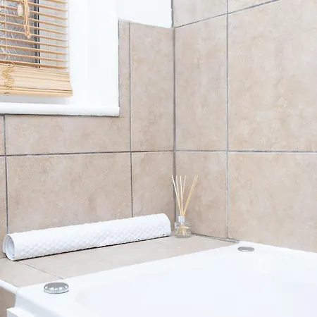 St Margarets - Spacious Home, High Speed Wi-fi, Free Parking, Garden *