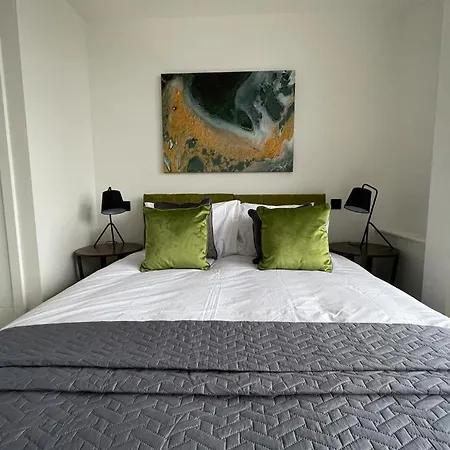 Kingsbridge Point - Cosy One Bed Near Town Centre,