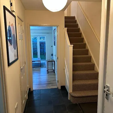 Bilborough House - Cosy Place Suitable For Families And Business Travellers Furnitures, Free Wifi And Free Parking * Swindon