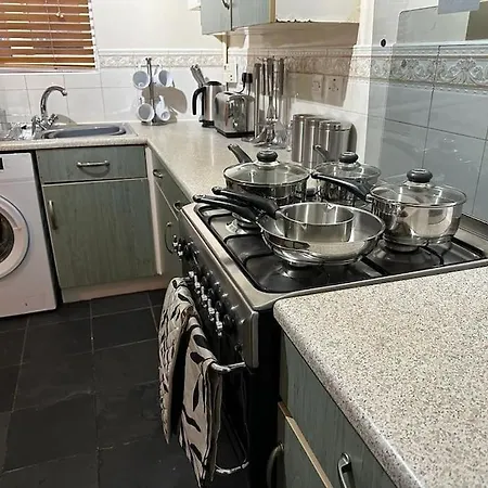 Bilborough House - Cosy Place Suitable For Families And Business Travellers Furnitures, Free Wifi And Free Parking Swindon