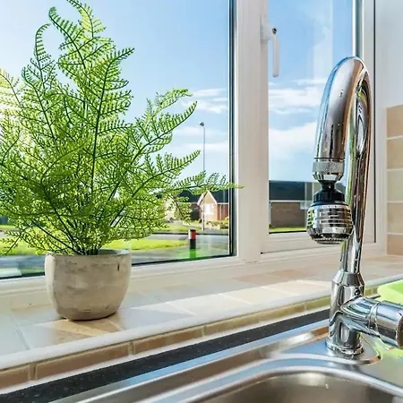 Davies House - Modern King Beds, Free Parking, Wifi, Contractors. * Swindon
