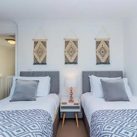 Davies House - Modern King Beds, Free Parking, Wifi, Contractors.