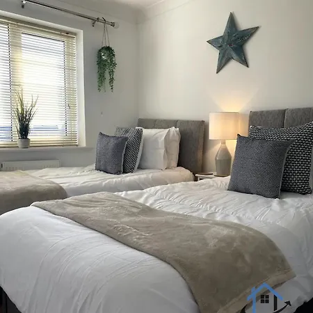 Holiday home Davies House - Modern King Beds, Free Parking, Wifi, Contractors.