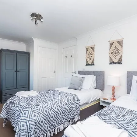 Davies House - Modern King Beds, Free Parking, Wifi, Contractors. Swindon