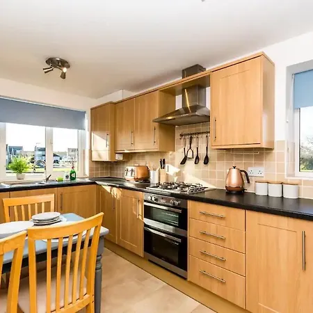 Davies House - Modern King Beds, Free Parking, Wifi, Contractors. Holiday home Swindon