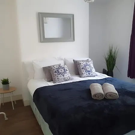 Holiday home October Disc - Long - Contractors Swindon
