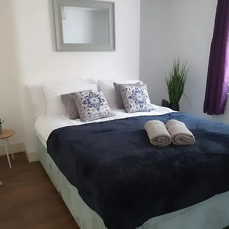 October Disc - Long - Contractors Holiday home Swindon