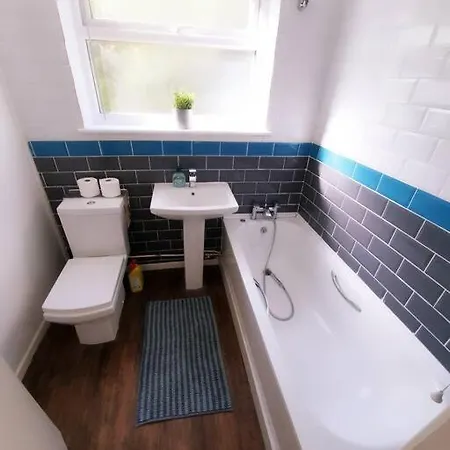 October Disc - Long - Contractors Holiday home Swindon