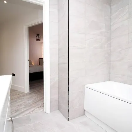 Kingsbridge Point - Cosy One Bed Near Town Centre, Apartment Swindon