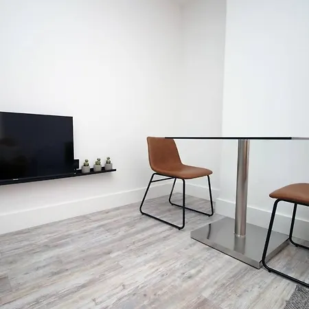 Kingsbridge Point - Cosy One Bed Near Town Centre, Apartment *