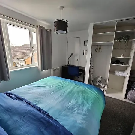 Entire Spacious Modern One Bedroom House * Swindon