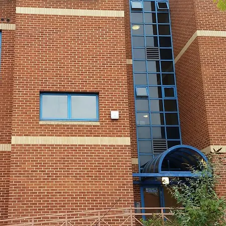 Apartment Comfortable Town Centre Apartments, Free Parking, Sleeps Up To 8 Swindon