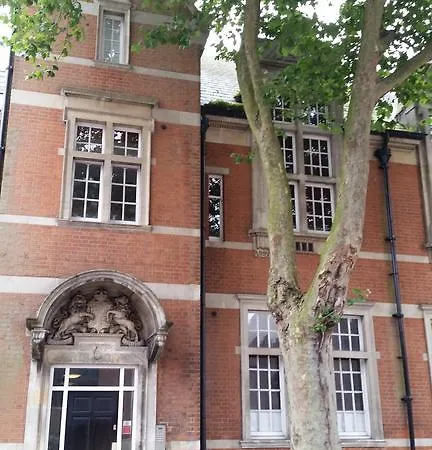 Comfortable Town Centre Apartments, Free Parking, Sleeps Up To 8 Apartment Swindon
