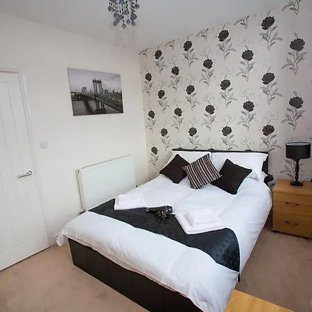Comfortable Town Centre Apartments, Free Parking, Sleeps Up To 8 *