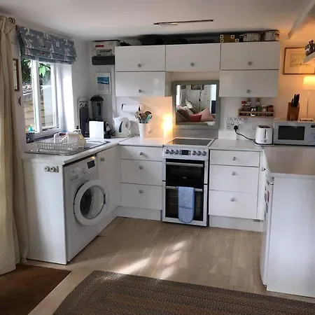 Quirky Cosy Rural Hideaway Swindon