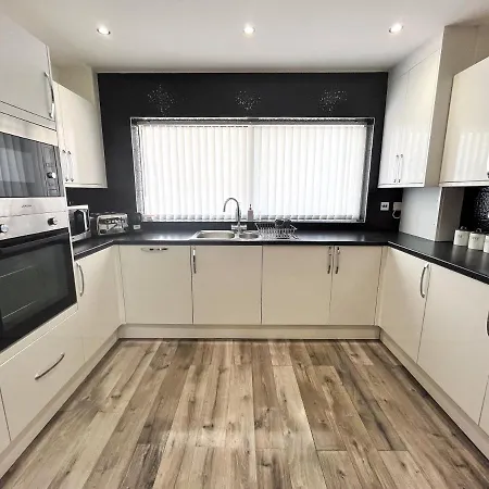 The Quiet Sanctuary - 4 Bedroom Holiday home Swindon