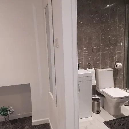 Amber Apartments, Free Parking, 3 Bedrooms, Sleeps 5, 1 En-suite 1 Bath/shower *