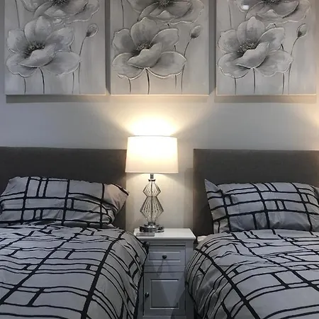 Amber Apartments, Free Parking, 3 Bedrooms, Sleeps 5, 1 En-suite 1 Bath/shower Apartment *