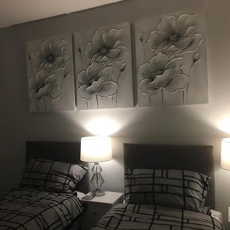Amber Apartments, Free Parking, 3 Bedrooms, Sleeps 5, 1 En-suite 1 Bath/shower *