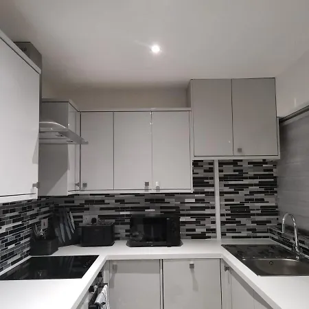 Apartment Amber Apartments, Free Parking, 3 Bedrooms, Sleeps 5, 1 En-suite 1 Bath/shower Swindon