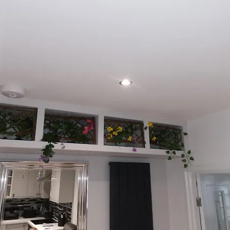 Amber Apartments, Free Parking, 3 Bedrooms, Sleeps 5, 1 En-suite 1 Bath/shower Swindon