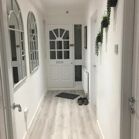 Amber Apartments, Free Parking, 3 Bedrooms, Sleeps 5, 1 En-suite 1 Bath/shower
