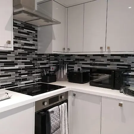 Apartment Amber Apartments, Free Parking, 3 Bedrooms, Sleeps 5, 1 En-suite 1 Bath/shower Swindon
